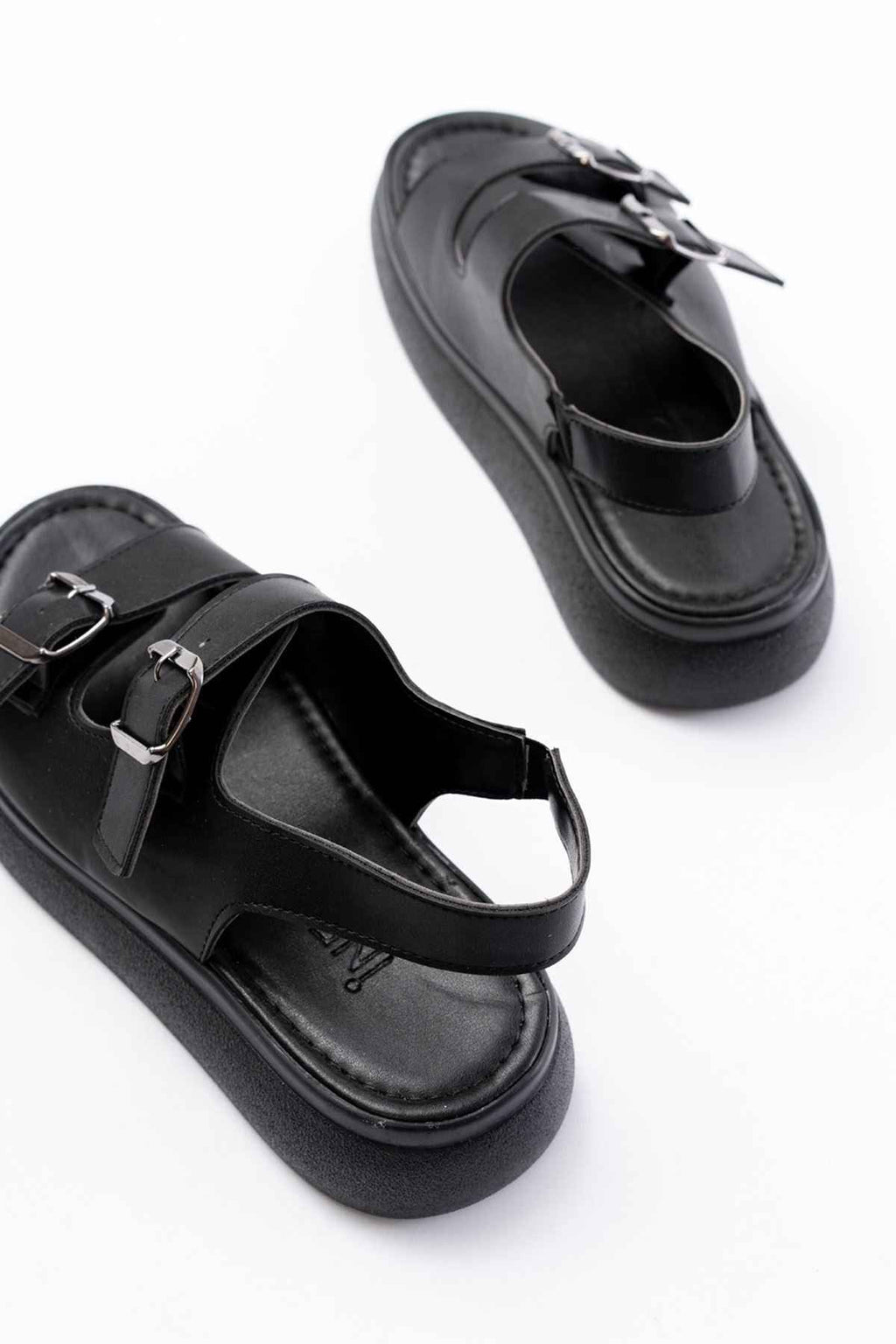 Ayakkabı Aşkı 24413-572 Siyah Günlük Dolgu Topuk Toka Aksesuarlı Kadın Sandalet