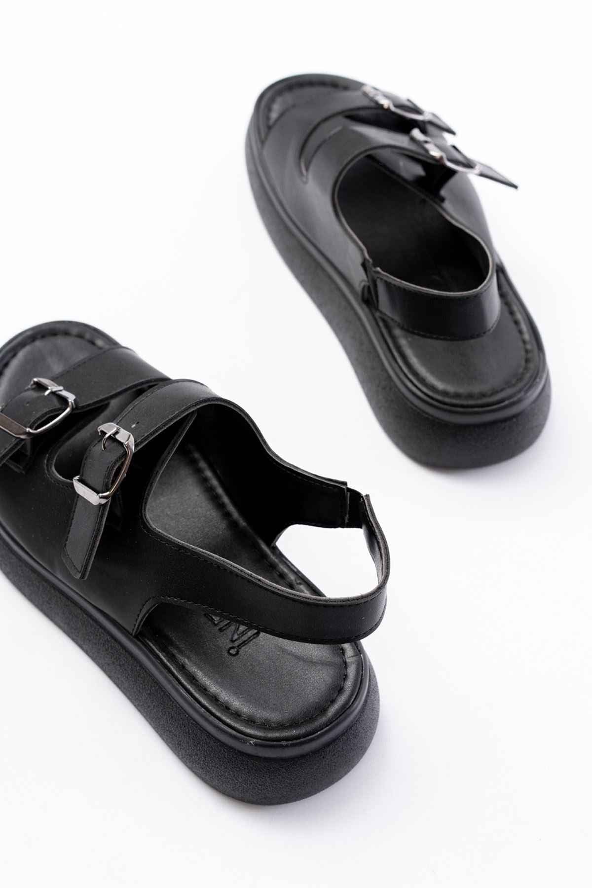 Ayakkabı Aşkı 24413-572 Siyah Günlük Dolgu Topuk Toka Aksesuarlı Kadın Sandalet