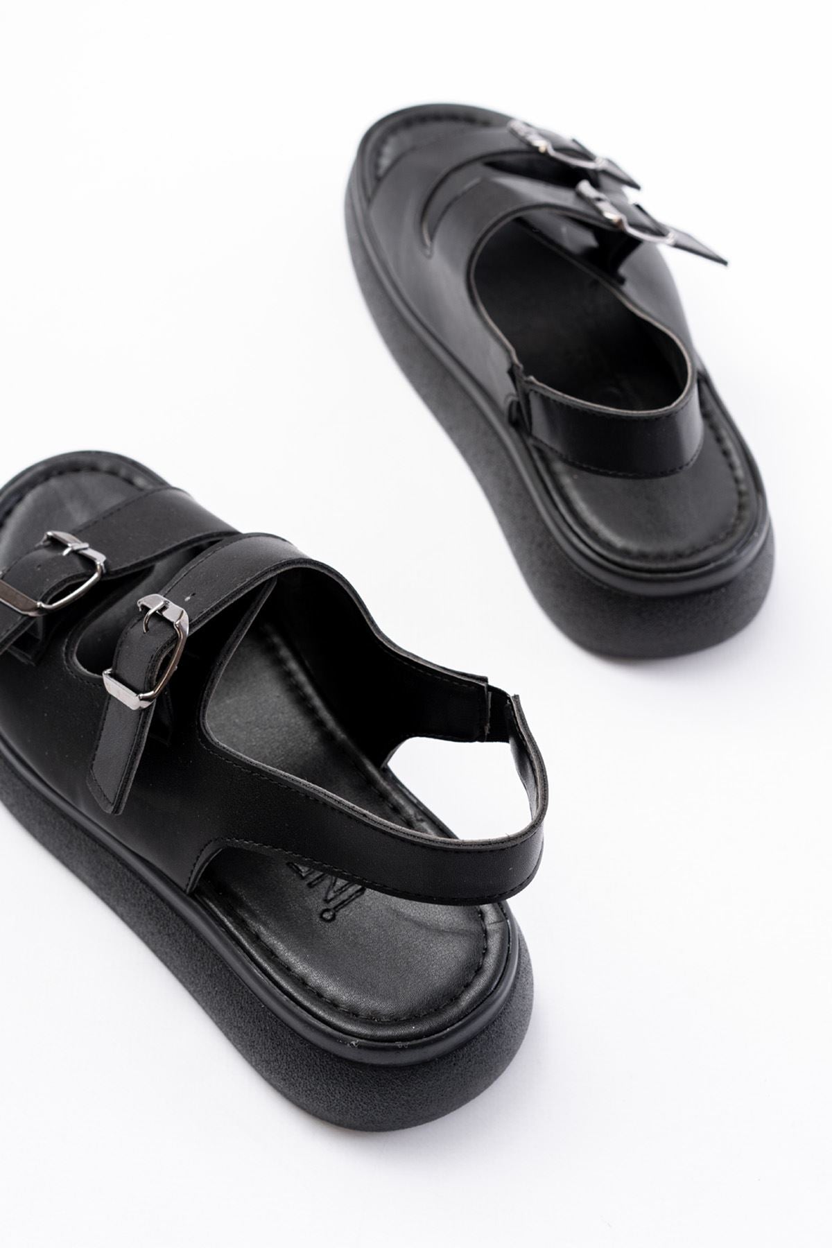 Ayakkabı Aşkı Siyah Günlük Dolgu Topuk Toka Aksesuarlı Kadın Sandalet