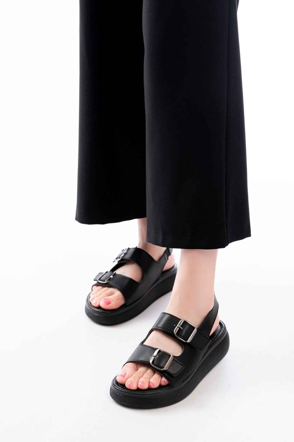 Ayakkabı Aşkı 24413-572 Siyah Günlük Dolgu Topuk Toka Aksesuarlı Kadın Sandalet