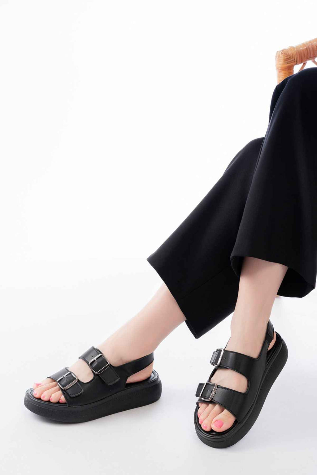 Ayakkabı Aşkı 24413-572 Siyah Günlük Dolgu Topuk Toka Aksesuarlı Kadın Sandalet