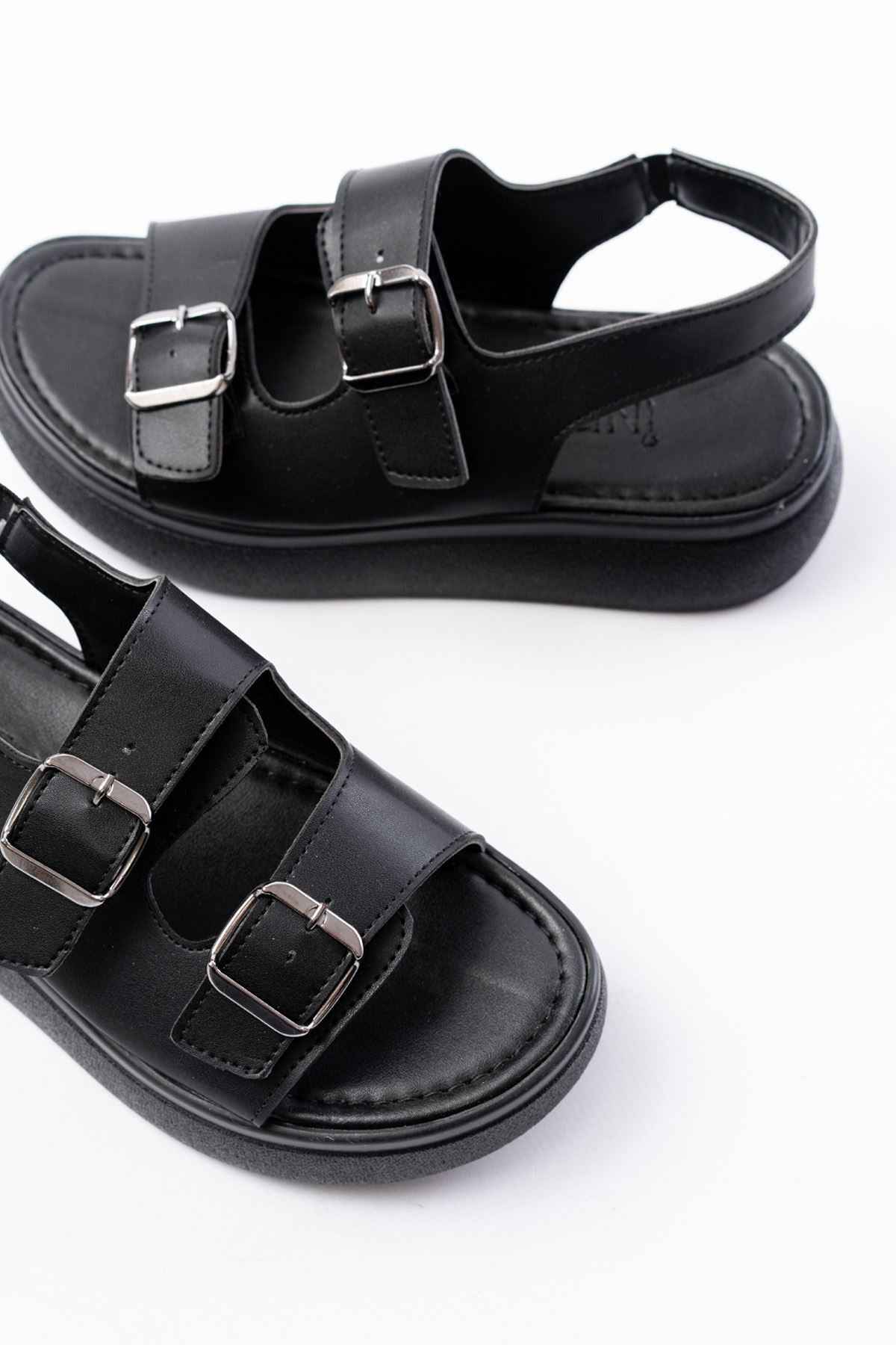 Ayakkabı Aşkı 24413-572 Siyah Günlük Dolgu Topuk Toka Aksesuarlı Kadın Sandalet