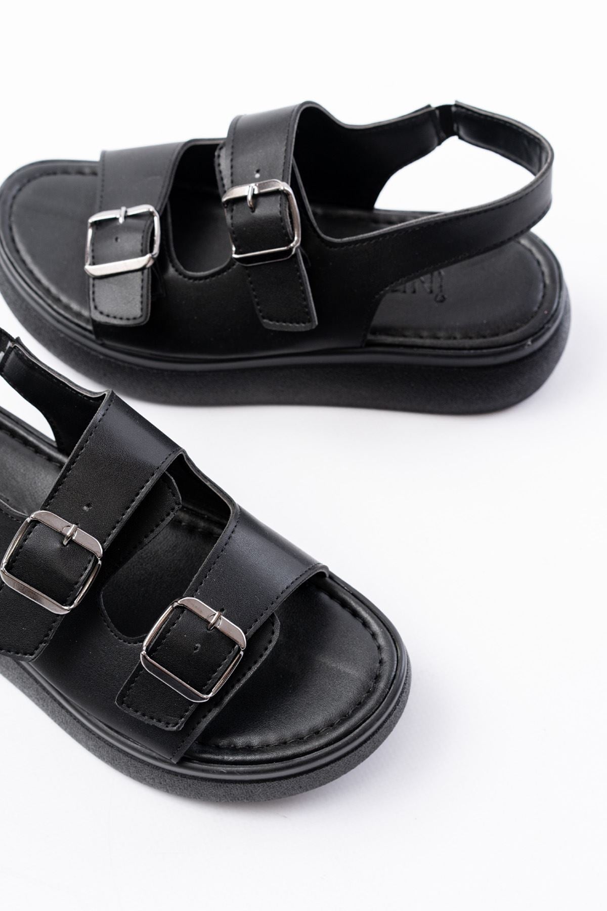 Ayakkabı Aşkı Siyah Günlük Dolgu Topuk Toka Aksesuarlı Kadın Sandalet