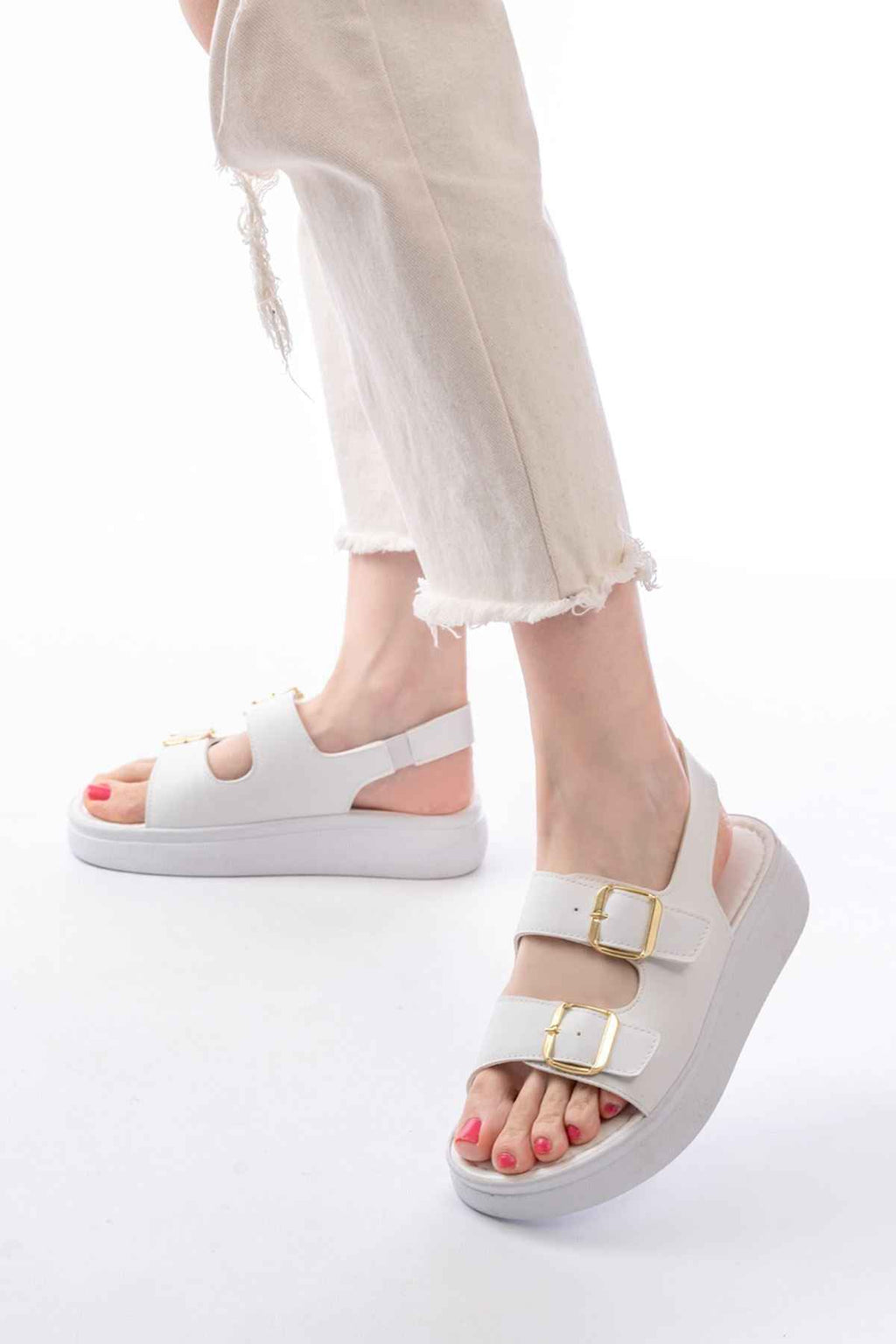 Ayakkabı Aşkı 24413-572 Beyaz Günlük Dolgu Topuk Toka Aksesuarlı Kadın Sandalet