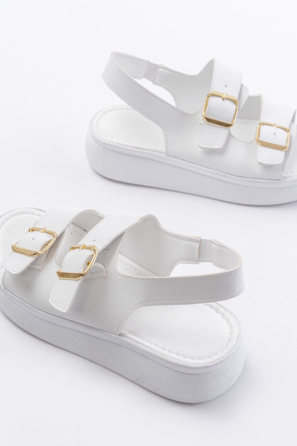 Ayakkabı Aşkı Beyaz Günlük Dolgu Topuk Toka Aksesuarlı Kadın Sandalet - Ayakkabı Aşkı