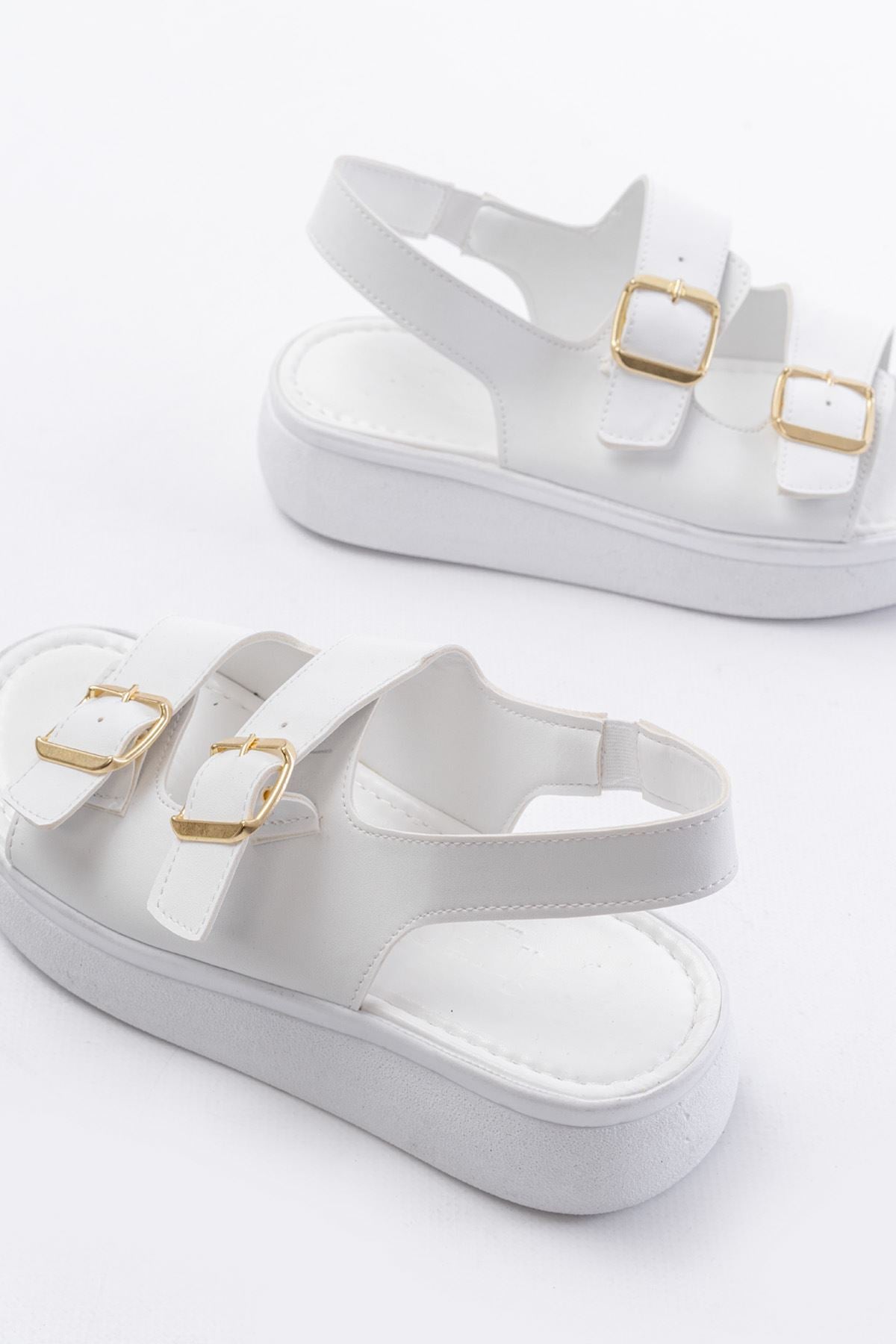 Ayakkabı Aşkı Beyaz Günlük Dolgu Topuk Toka Aksesuarlı Kadın Sandalet - Ayakkabı Aşkı