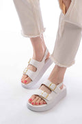 Ayakkabı Aşkı 24413-572 Beyaz Günlük Dolgu Topuk Toka Aksesuarlı Kadın Sandalet