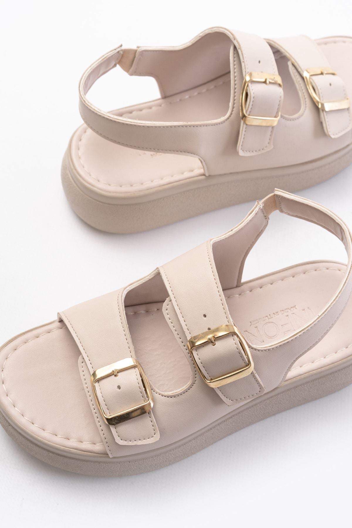 Ayakkabı Aşkı Bej Günlük Dolgu Topuk Toka Aksesuarlı Kadın Sandalet - Ayakkabı Aşkı