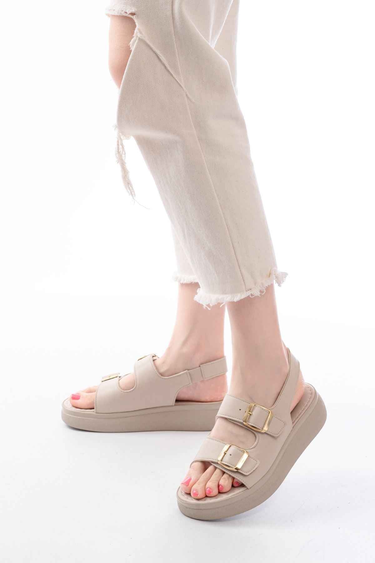 Ayakkabı Aşkı 24413-572 Bej Günlük Dolgu Topuk Toka Aksesuarlı Kadın Sandalet