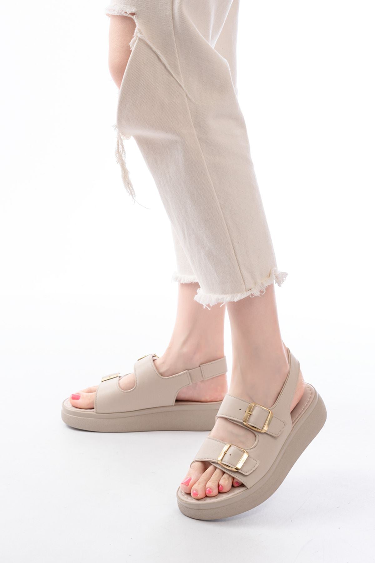 Ayakkabı Aşkı Bej Günlük Dolgu Topuk Toka Aksesuarlı Kadın Sandalet - Ayakkabı Aşkı