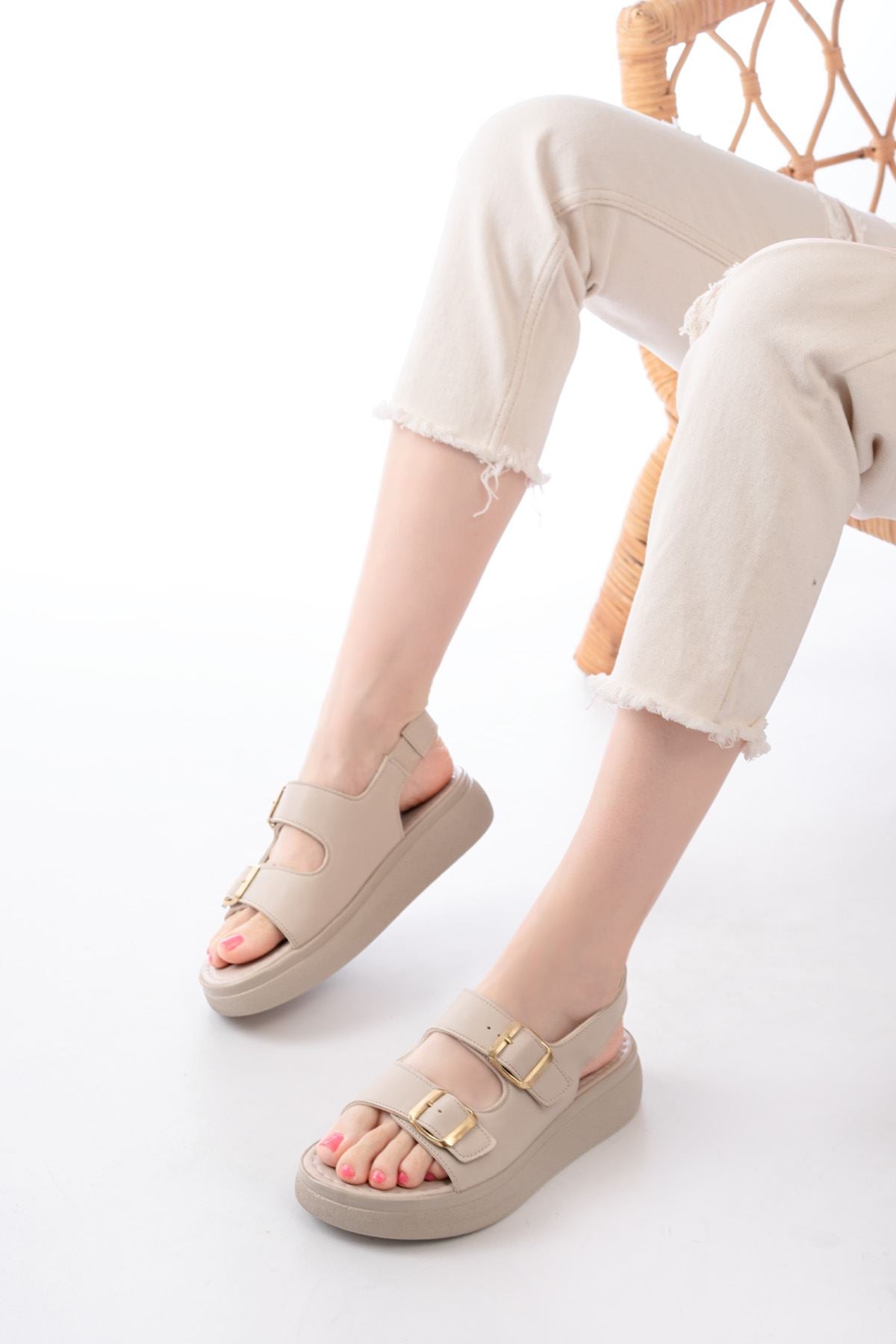 Ayakkabı Aşkı Bej Günlük Dolgu Topuk Toka Aksesuarlı Kadın Sandalet - Ayakkabı Aşkı