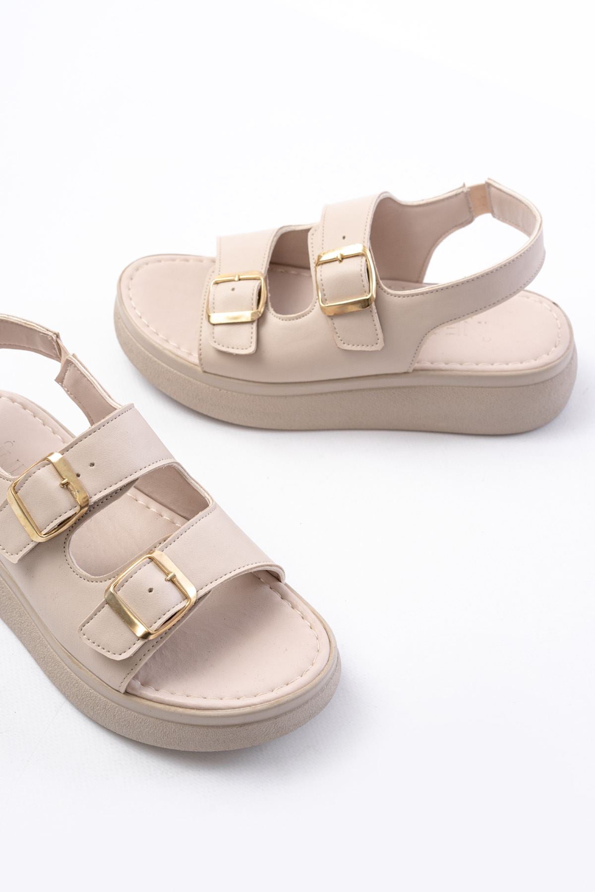 Ayakkabı Aşkı Bej Günlük Dolgu Topuk Toka Aksesuarlı Kadın Sandalet - Ayakkabı Aşkı