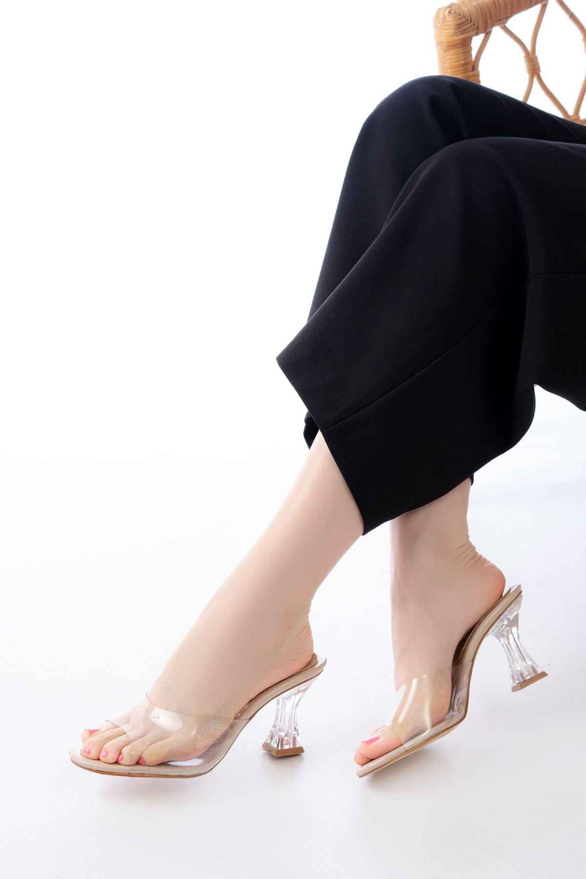 Ayakkabı Aşkı S-619 Bej Rugan Şeffaf Bantlı Şeffaf Topuklu Yuvarlak Burunlu Kadın Terlik