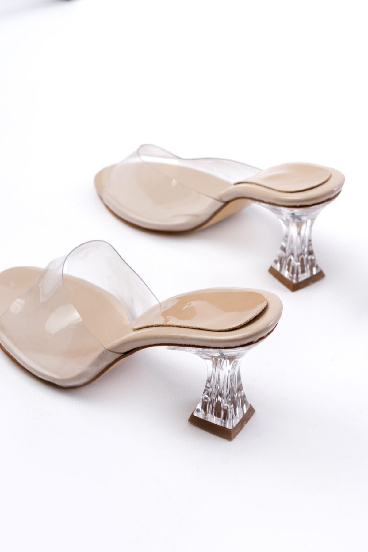 Ayakkabı Aşkı Bej Rugan Şeffaf Bantlı Şeffaf Topuklu Yuvarlak Burunlu Kadın Terlik - Ayakkabı Aşkı