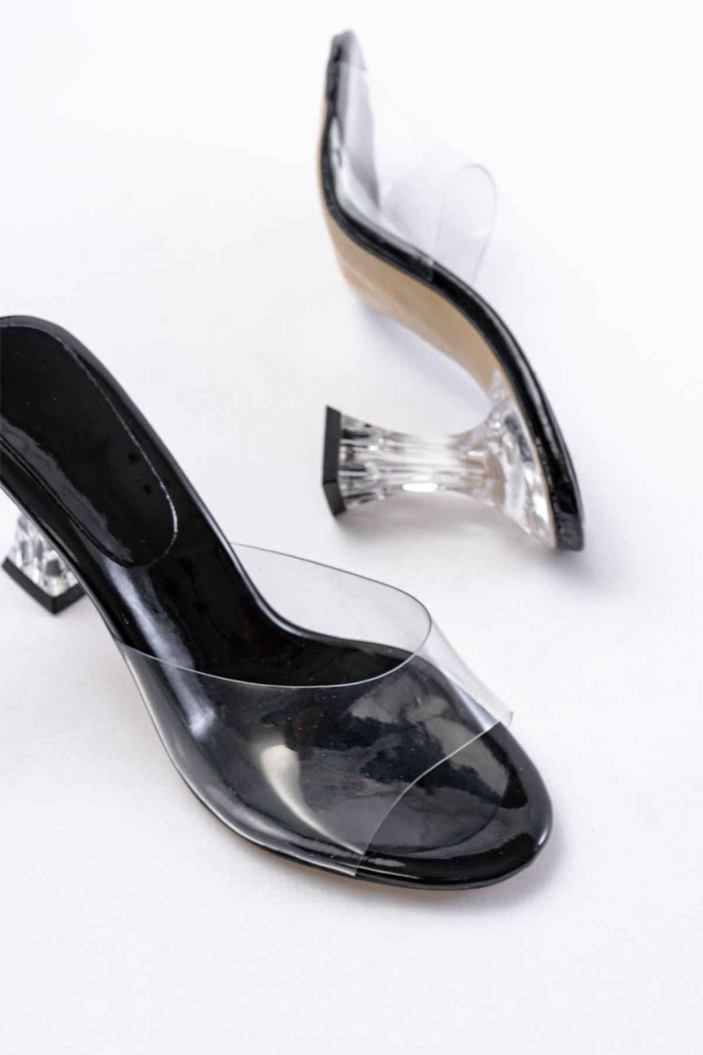 Ayakkabı Aşkı S-619 Siyah Rugan Şeffaf Bantlı Şeffaf Topuklu Yuvarlak Burunlu Kadın Terlik