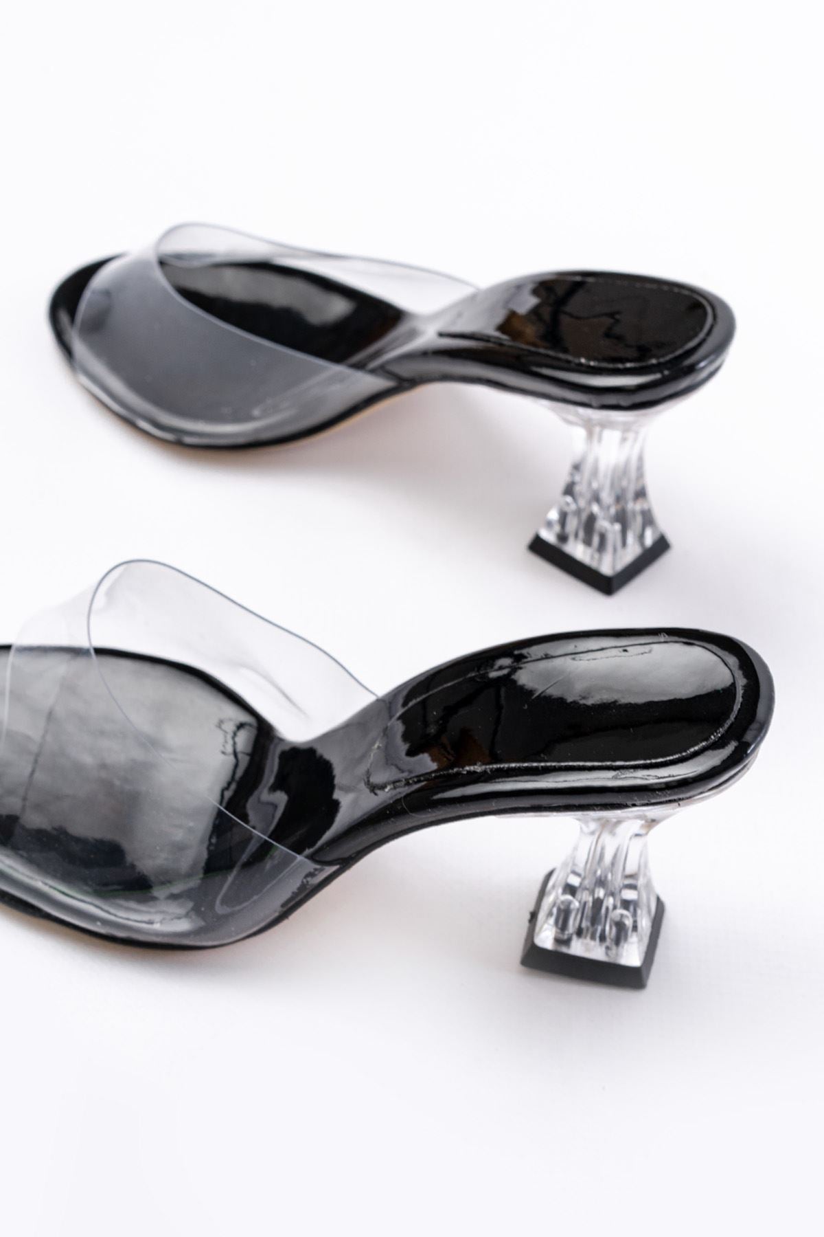 Ayakkabı Aşkı Siyah Rugan Şeffaf Bantlı Şeffaf Topuklu Yuvarlak Burunlu Kadın Terlik