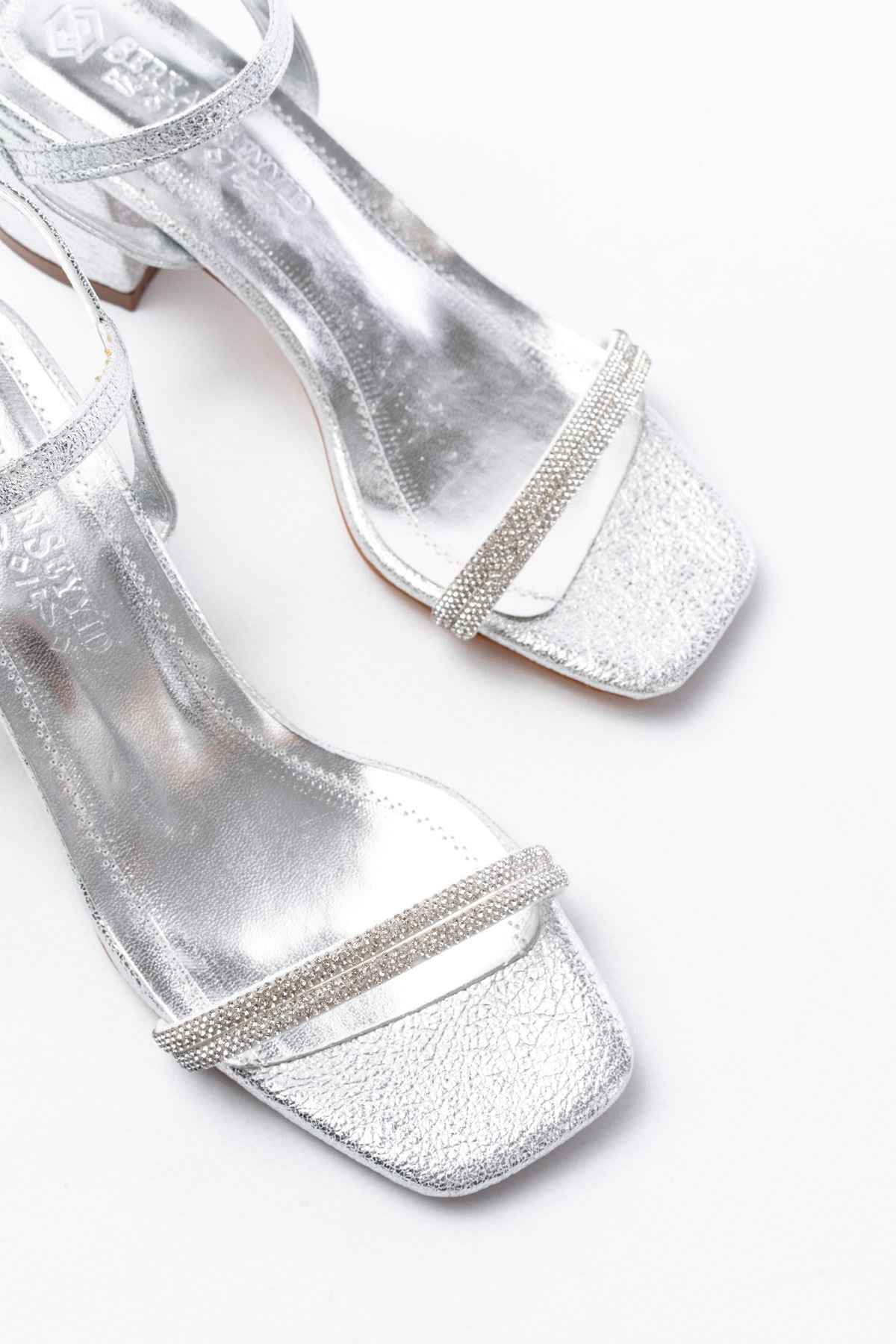 Ayakkabı Aşkı S-890 Gümüş Çift Bantlı Taşlı Kalın Topuklu Kadın Ayakkabı