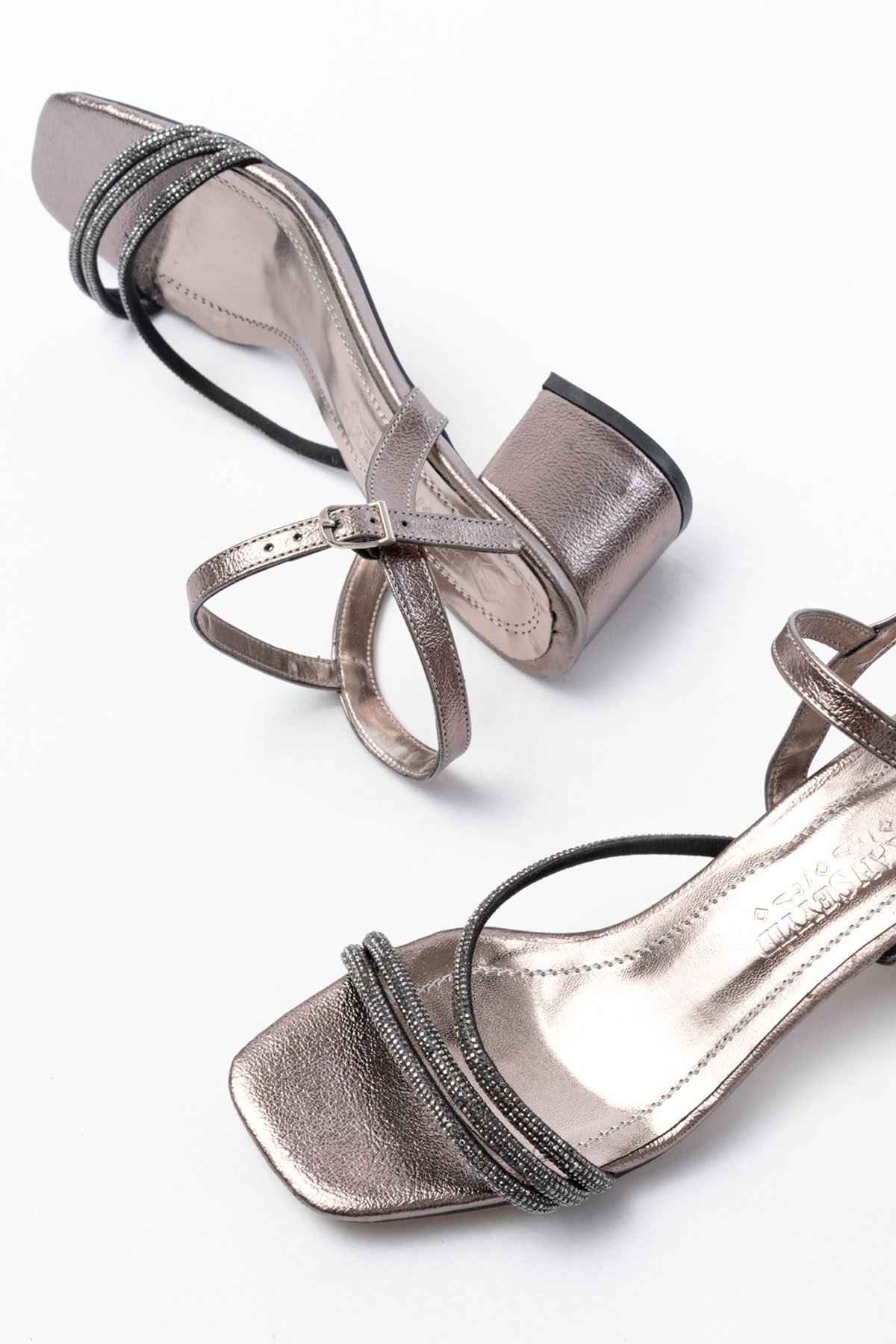 Ayakkabı Aşkı  S-900  Platin Bantlı Taşlı Kalın Şeffaf Topuklu Kadın Ayakkabı