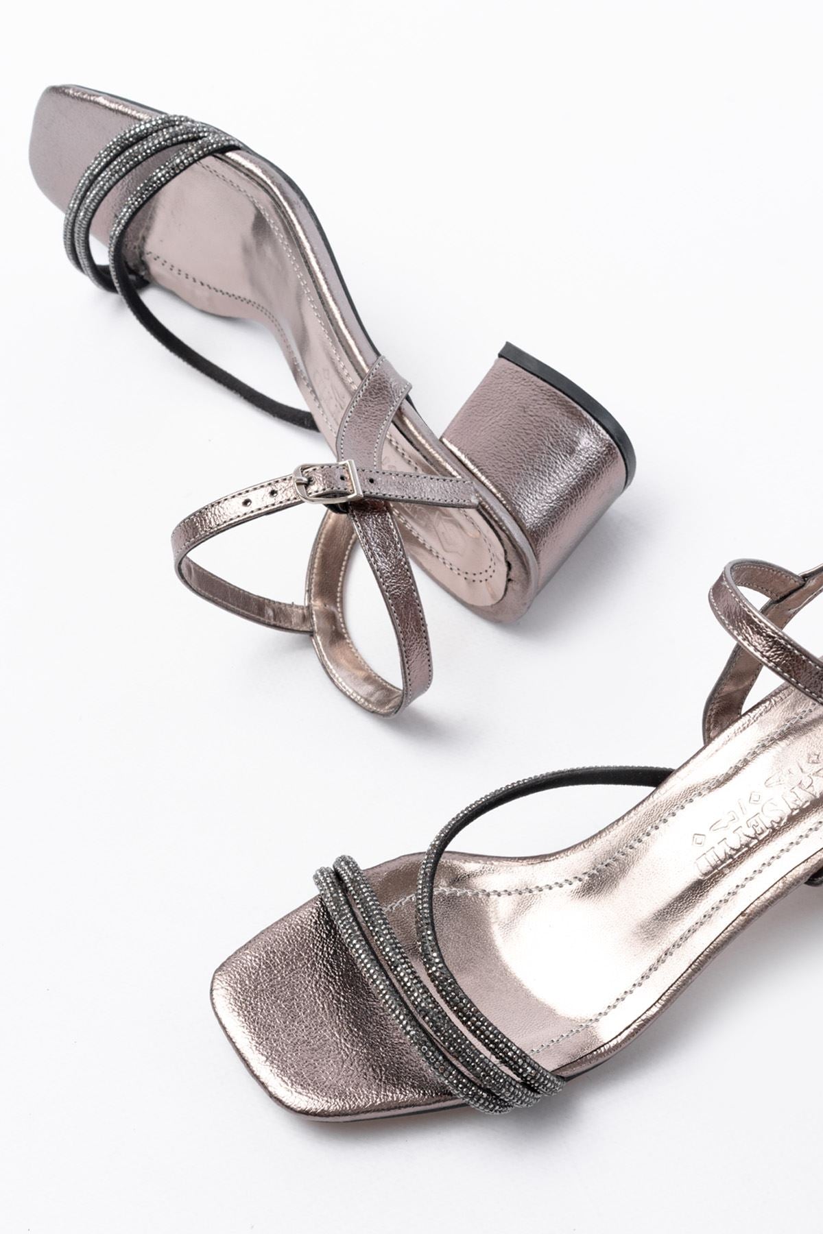 Ayakkabı Aşkı Platin Bantlı Taşlı Kalın Şeffaf Topuklu Kadın Ayakkabı - Ayakkabı Aşkı