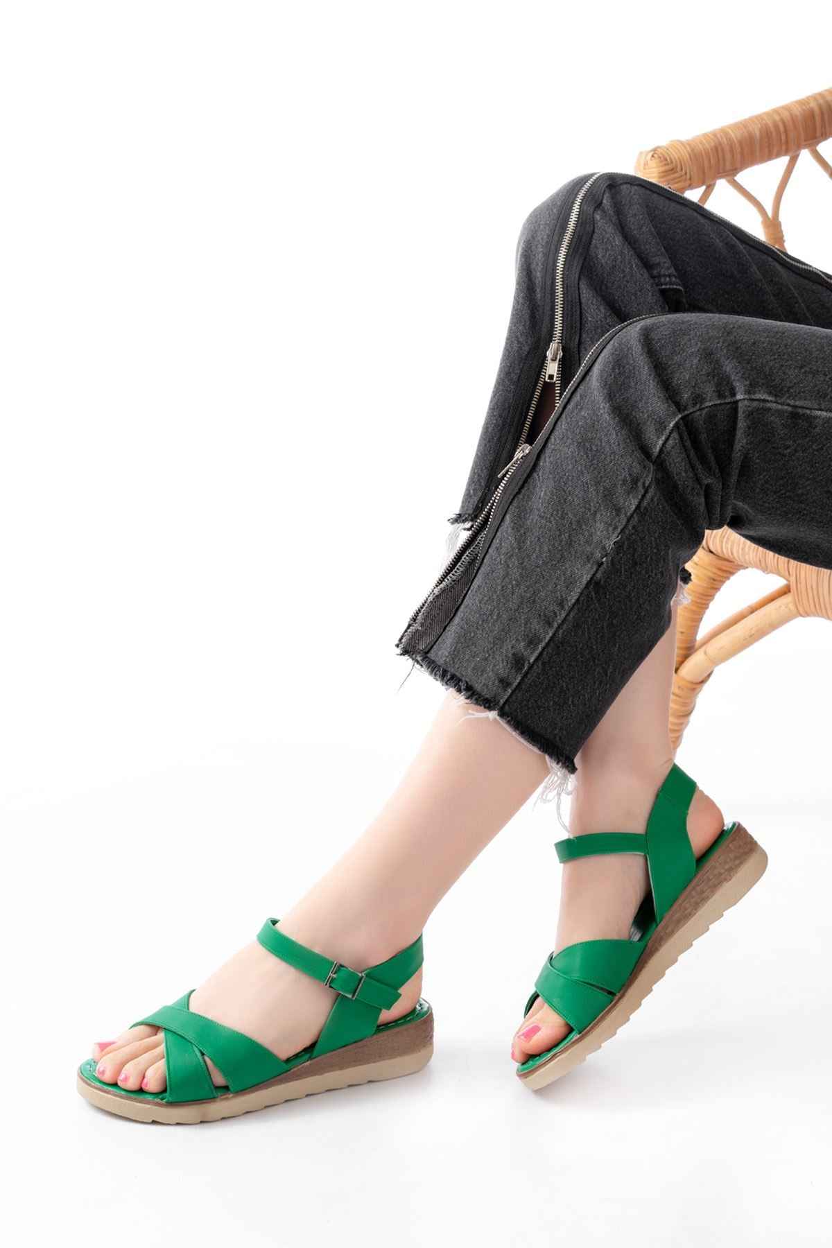 Ayakkabı Aşkı 692-564 Çimen Yeşili  Ortopedik Taban Çapraz Tokalı Kadın Sandalet