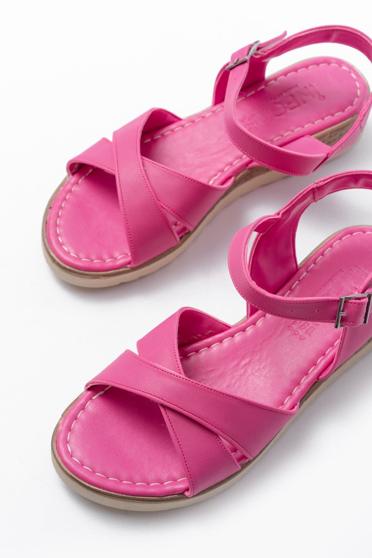 Ayakkabı Aşkı Fuşya Ortopedik Taban Çapraz Tokalı Kadın Sandalet - Ayakkabı Aşkı