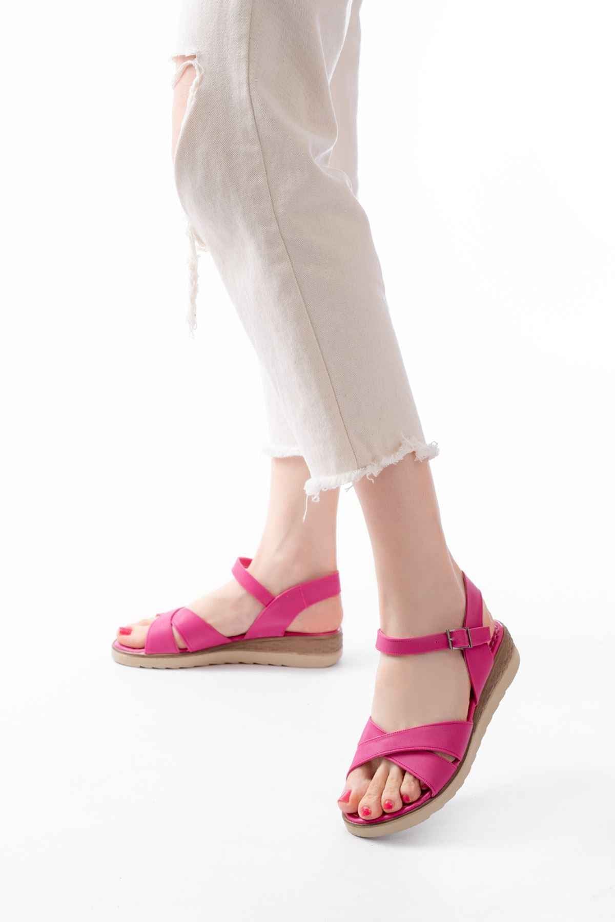Ayakkabı Aşkı 692-564 Fuşya Ortopedik Taban Çapraz Tokalı Kadın Sandalet