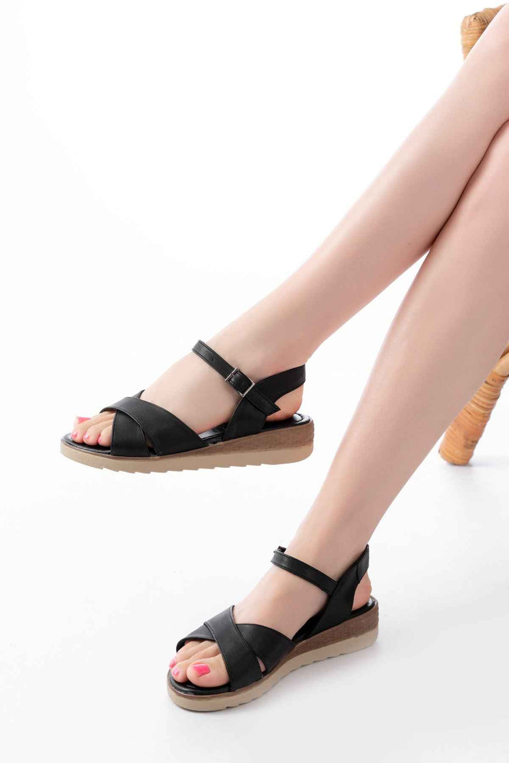 Ayakkabı Aşkı 692-564 Siyah Ortopedik Taban Çapraz Tokalı Kadın Sandalet