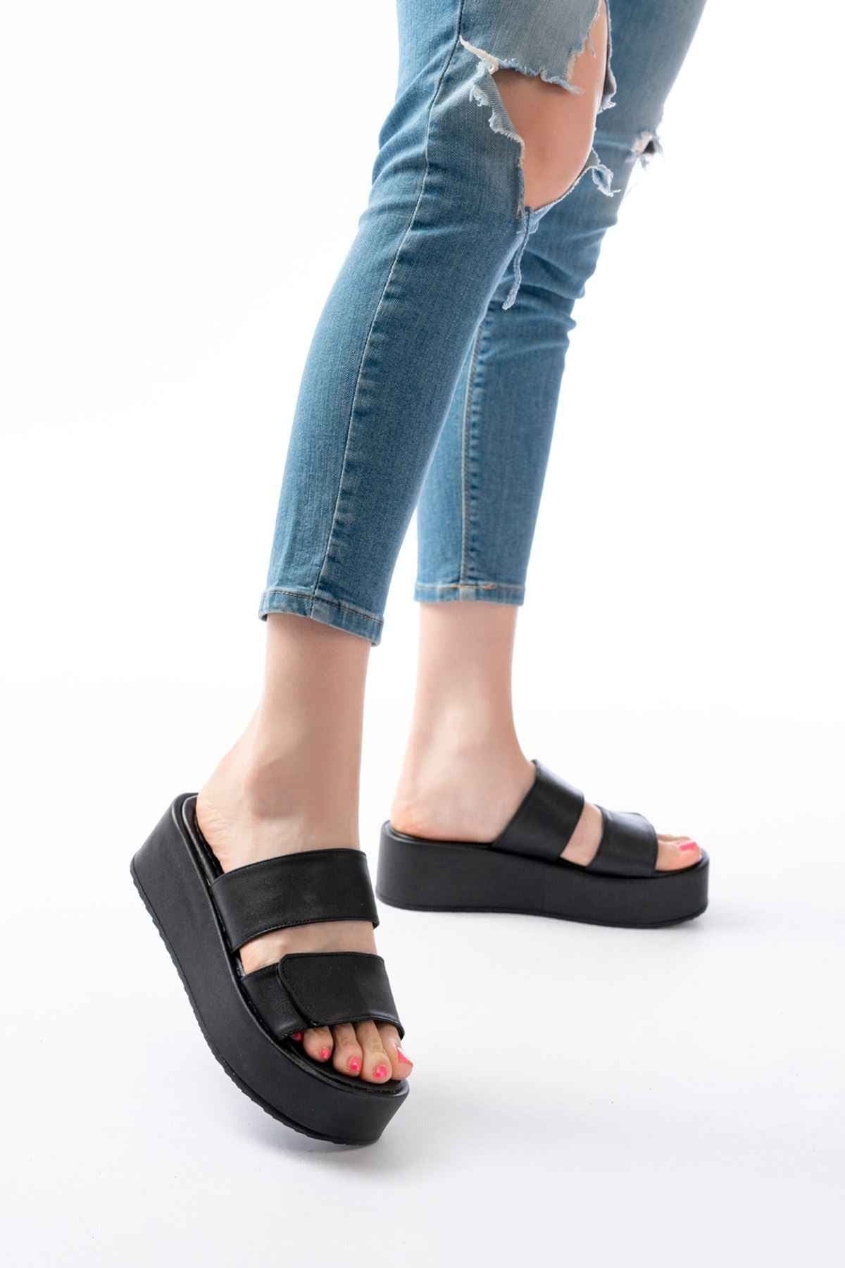 Ayakkabı Aşkı 861-1034 Siyah Çıtçıtlı Dolgu Topuk Kadın Terlik