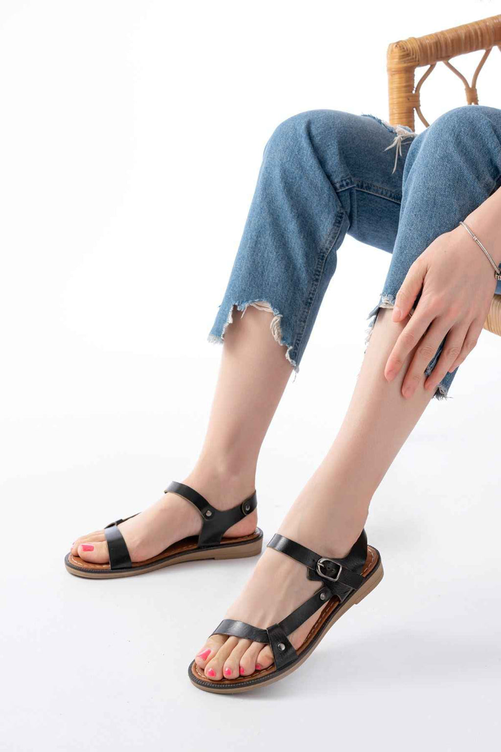 Ayakkabı Aşkı 205-090 Siyah Hakiki Deri Tokalı Kadın Sandalet