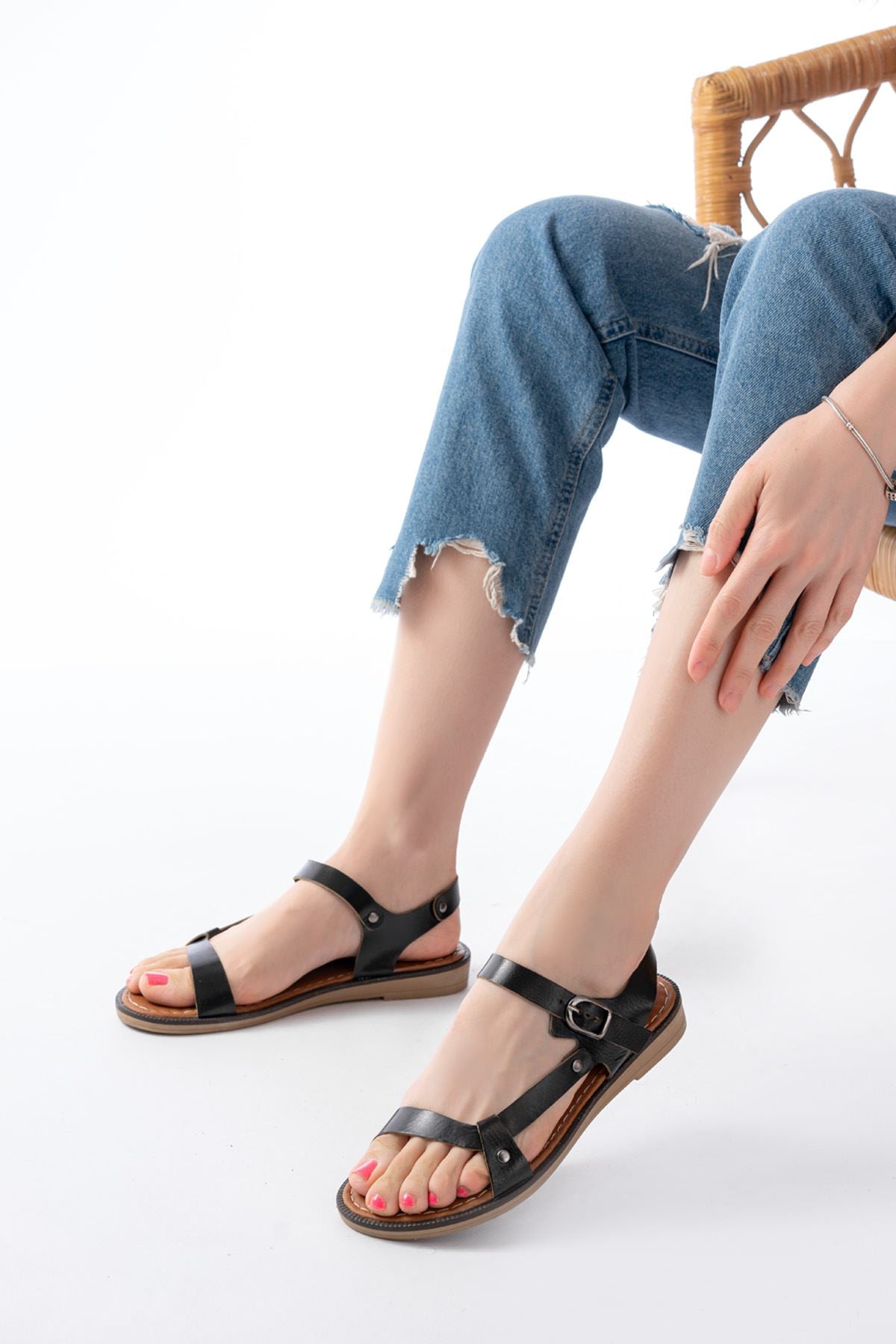 Ayakkabı Aşkı Siyah Hakiki Deri Tokalı Kadın Sandalet