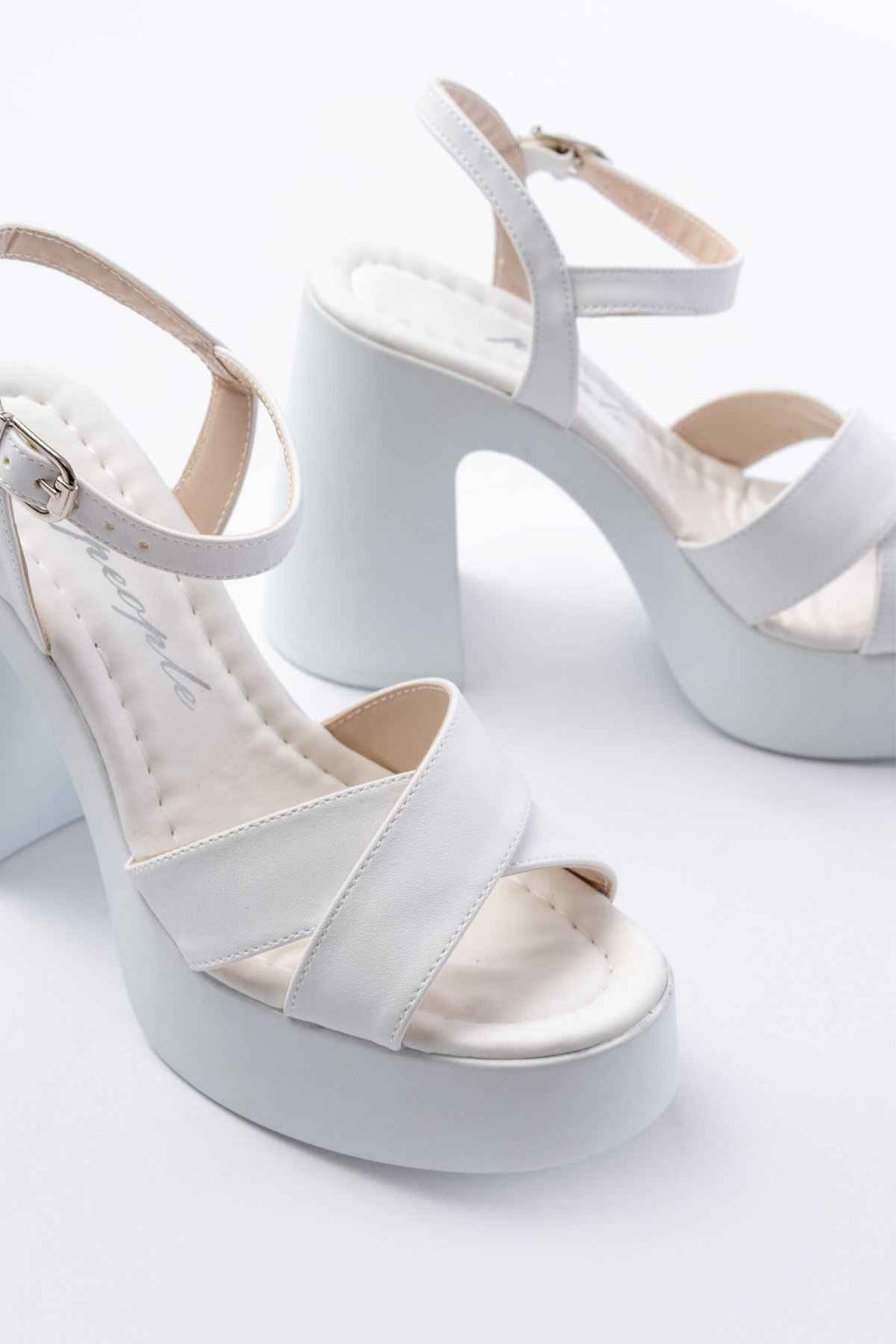 Ayakkabı Aşkı P-105 Beyaz Çapraz Kalın Topuklu Kadın Sandalet