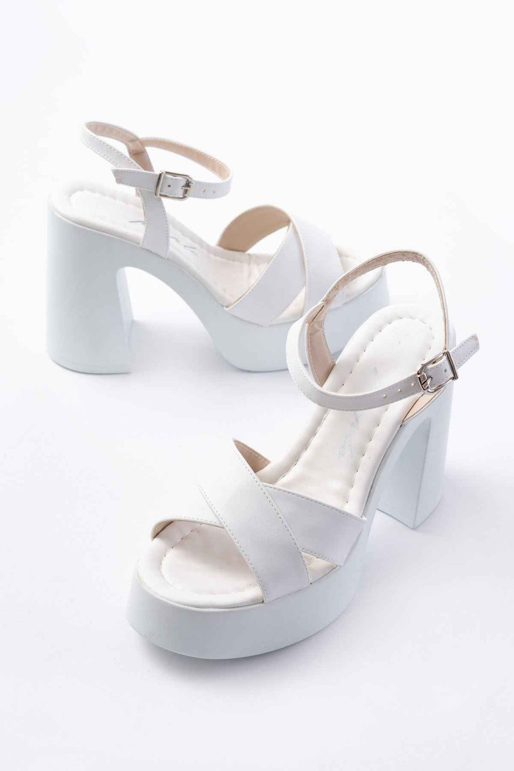 Ayakkabı Aşkı P-105 Beyaz Çapraz Kalın Topuklu Kadın Sandalet