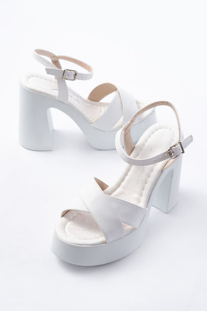 Ayakkabı Aşkı Beyaz Çapraz Kalın Topuklu Kadın Sandalet