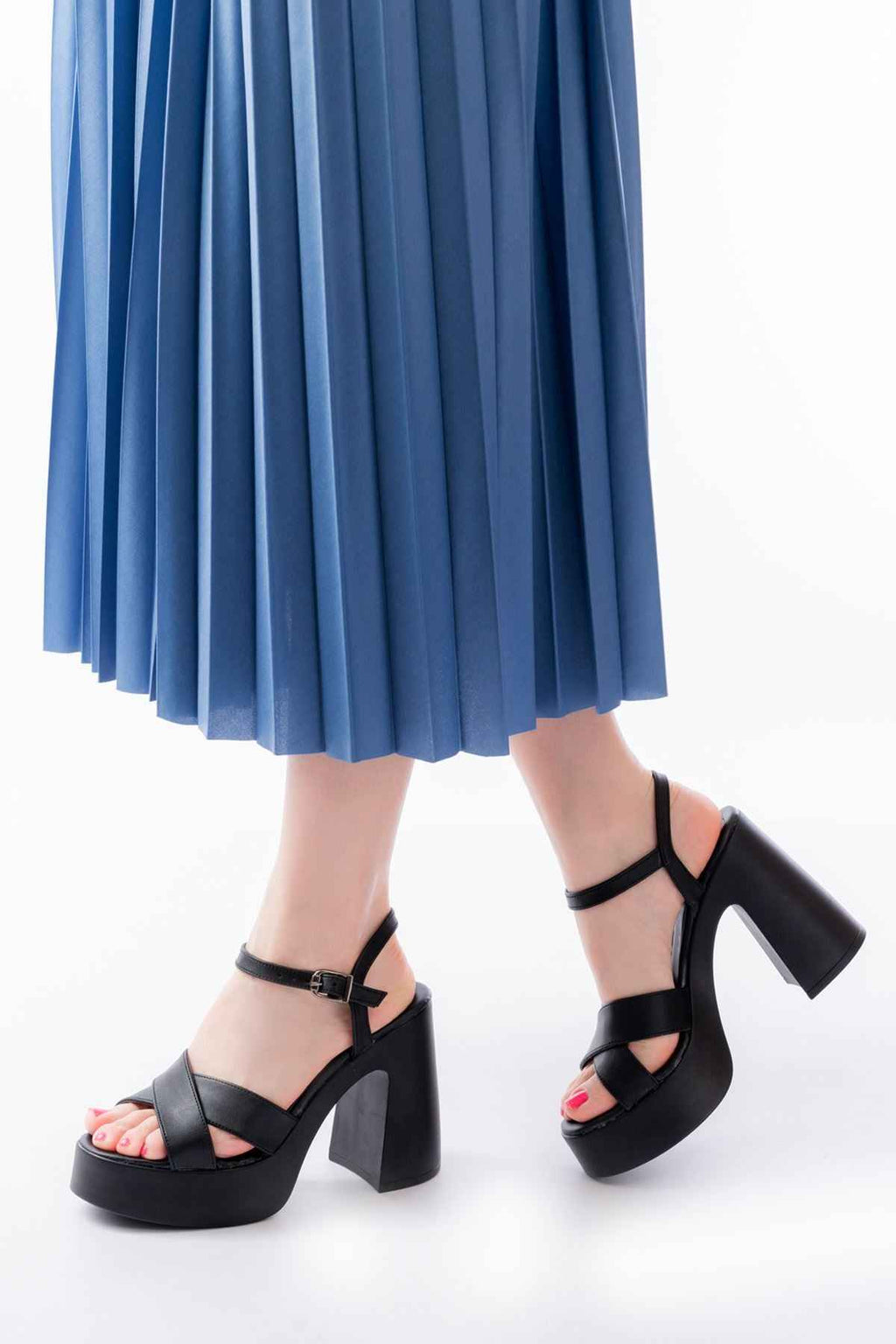 Ayakkabı Aşkı P-105 Siyah Çapraz Kalın Topuklu Kadın Sandalet