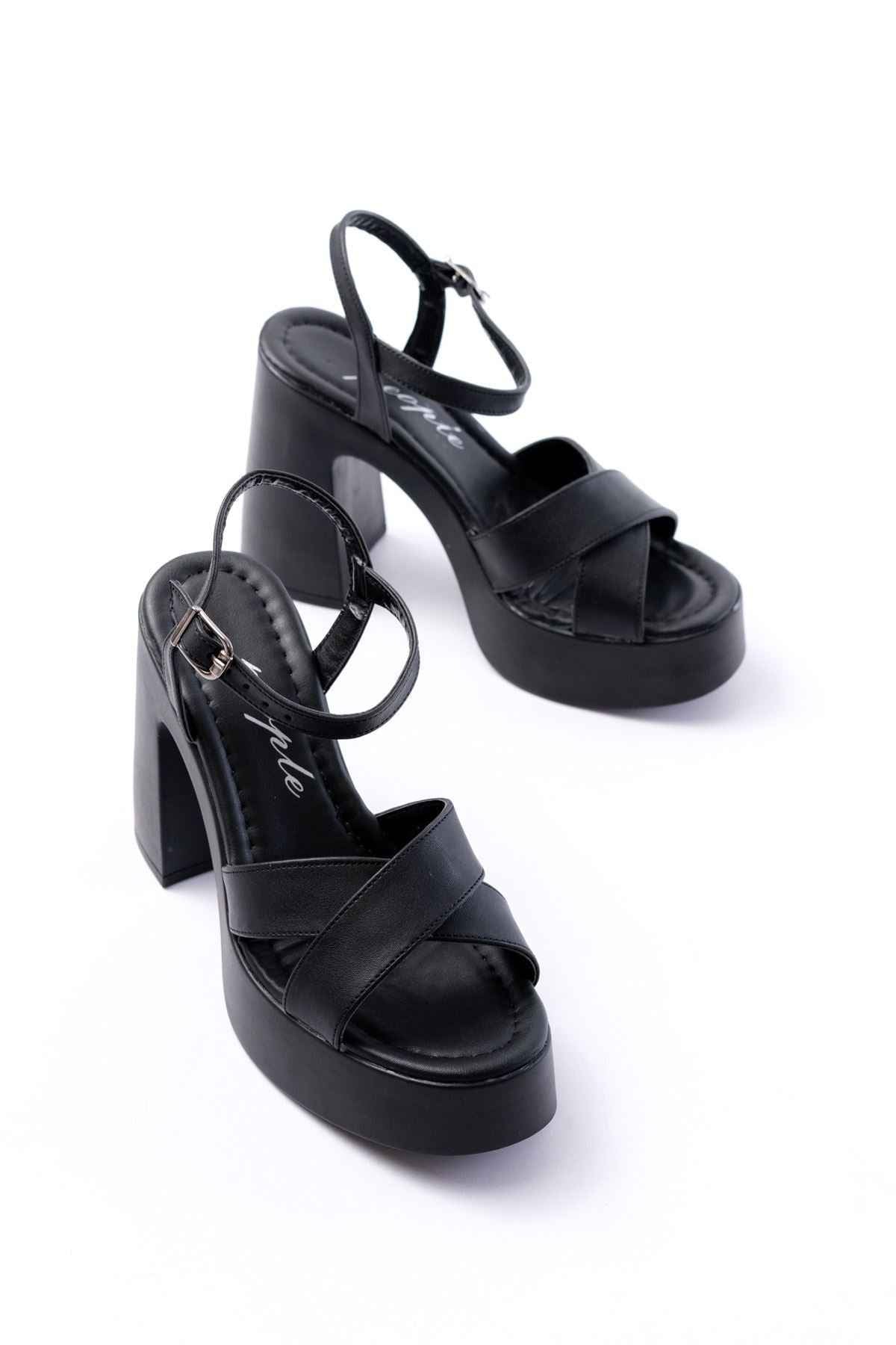 Ayakkabı Aşkı P-105 Siyah Çapraz Kalın Topuklu Kadın Sandalet