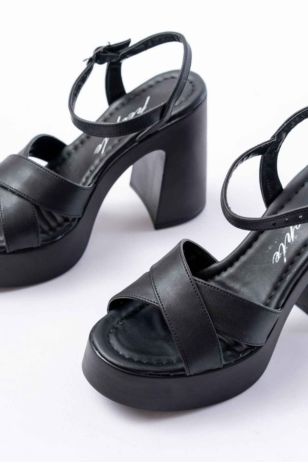Ayakkabı Aşkı P-105 Siyah Çapraz Kalın Topuklu Kadın Sandalet