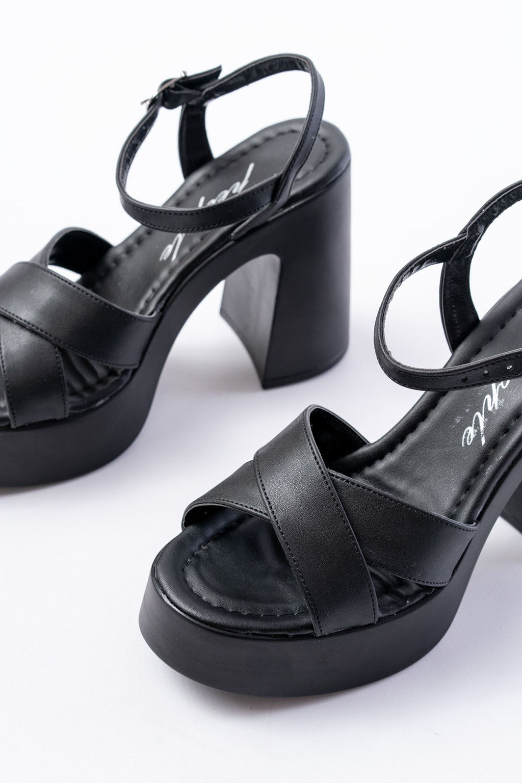 Ayakkabı Aşkı Siyah Çapraz Kalın Topuklu Kadın Sandalet
