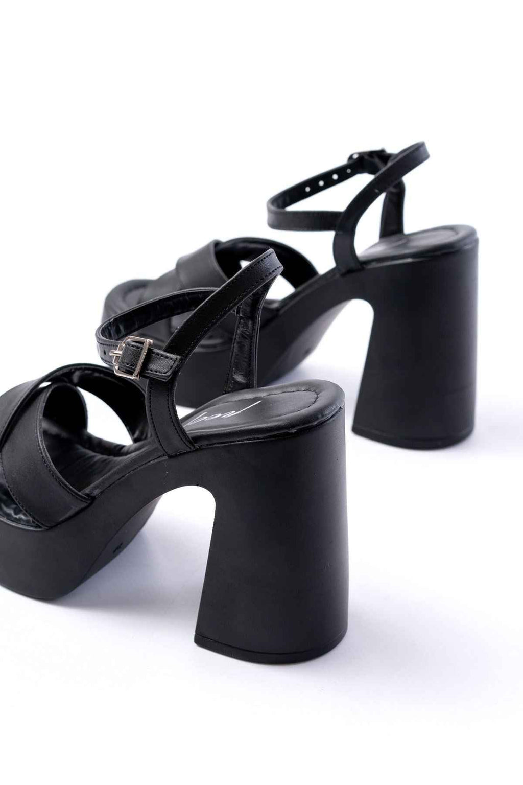 Ayakkabı Aşkı P-105 Siyah Çapraz Kalın Topuklu Kadın Sandalet