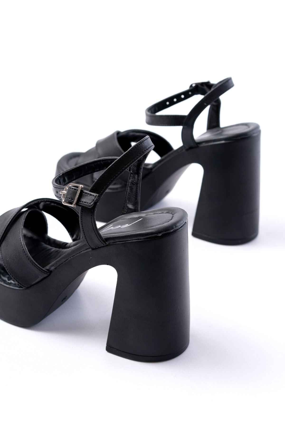 Ayakkabı Aşkı P-105 Siyah Çapraz Kalın Topuklu Kadın Sandalet
