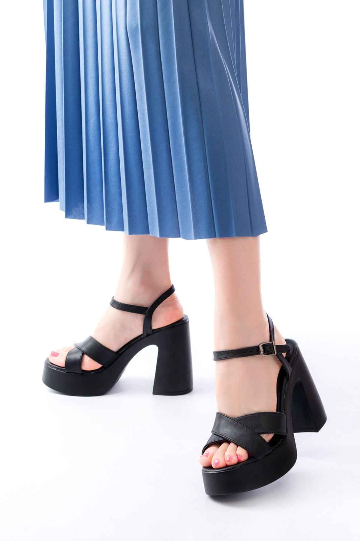 Ayakkabı Aşkı P-105 Siyah Çapraz Kalın Topuklu Kadın Sandalet