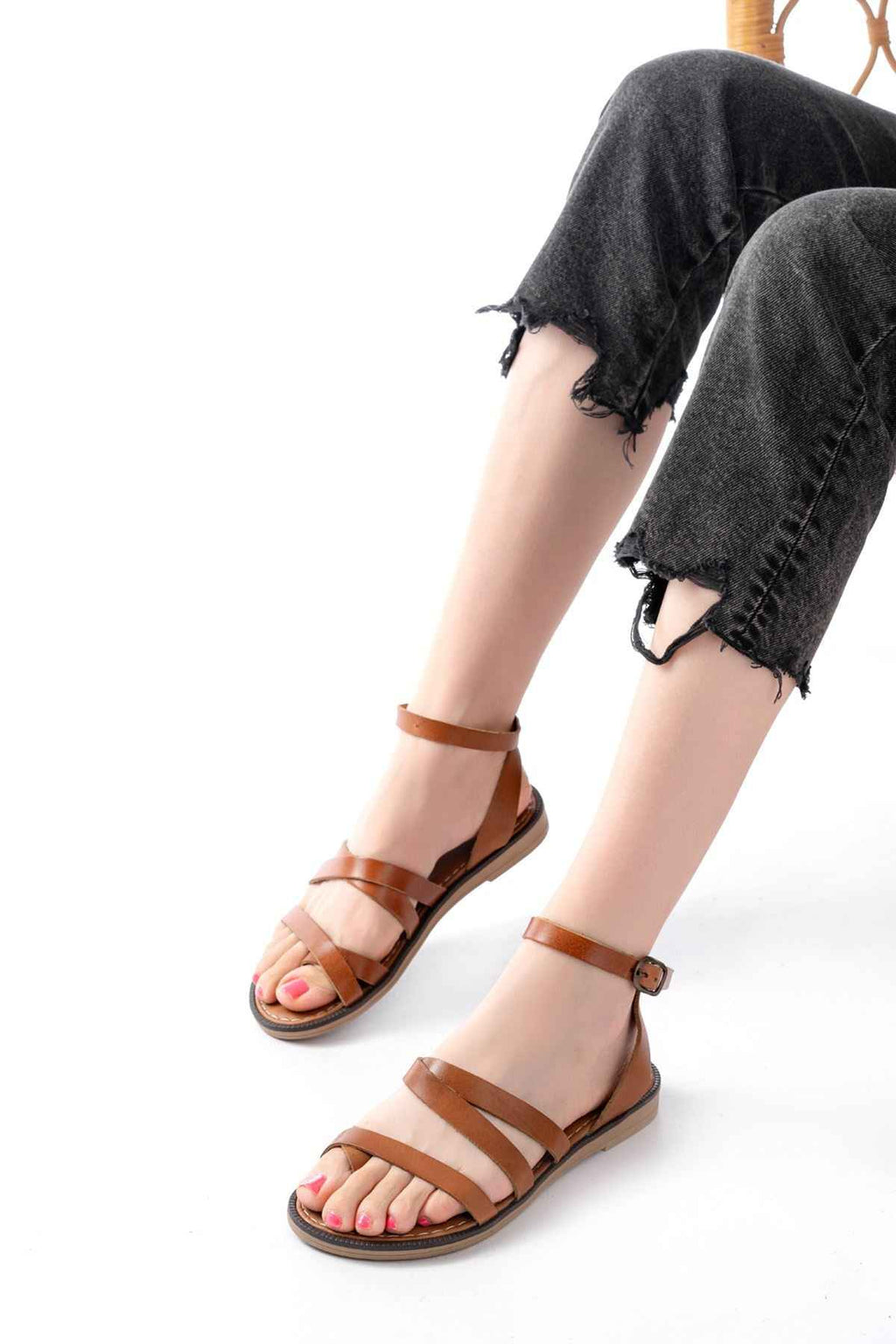 Ayakkabı Aşkı 205-209 Taba  Hakiki Deri Tokalı Parmak Arası Kadın Sandalet