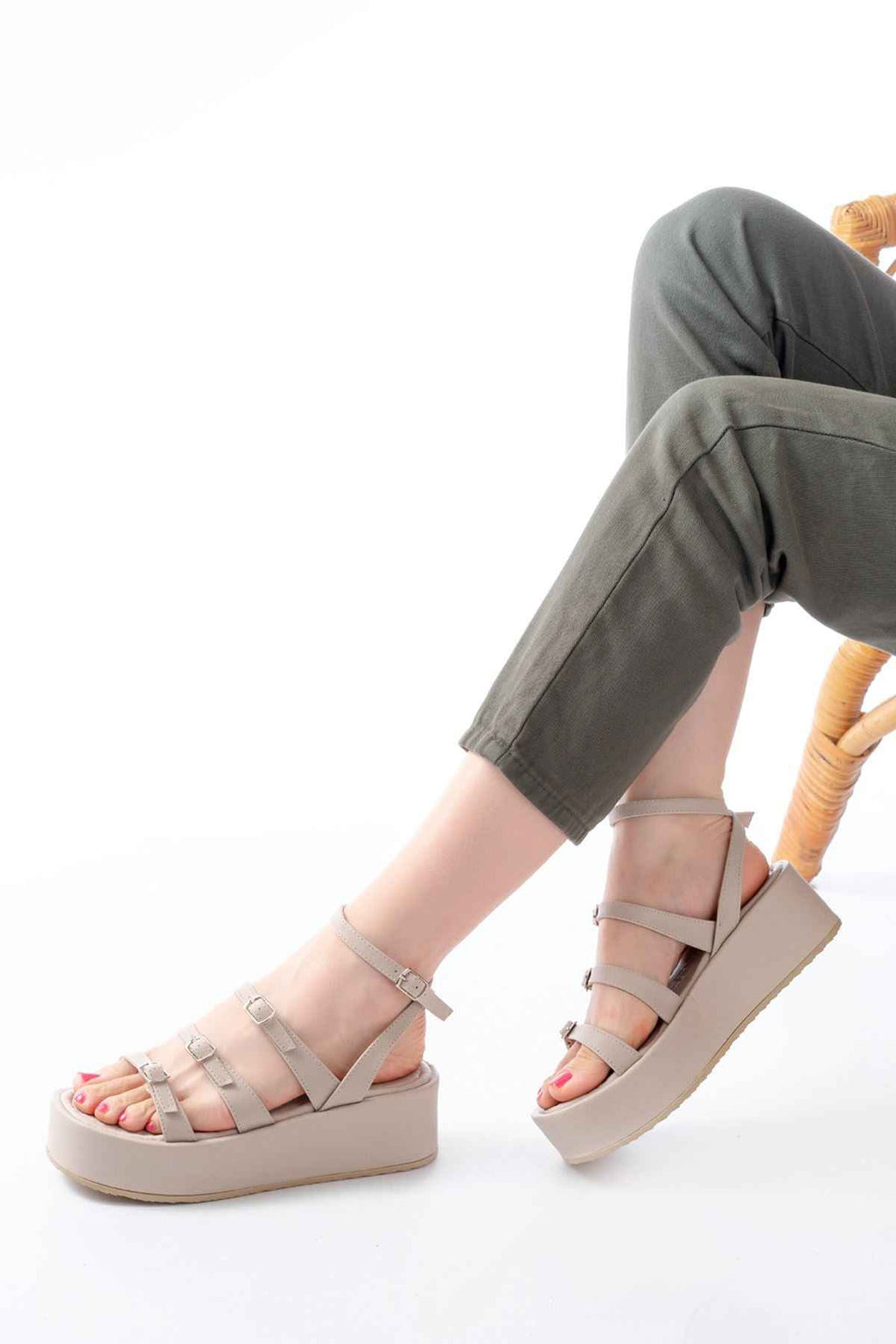 Ayakkabı Aşkı 861-1222 Bej Tokalı Bilekten Bağlamalı Dolgu Kadın Sandalet