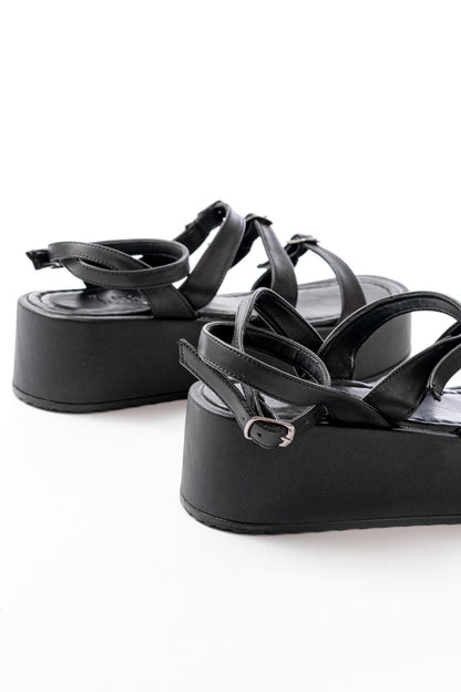 Ayakkabı Aşkı Siyah Tokalı Bilekten Bağlamalı Dolgu Kadın Sandalet