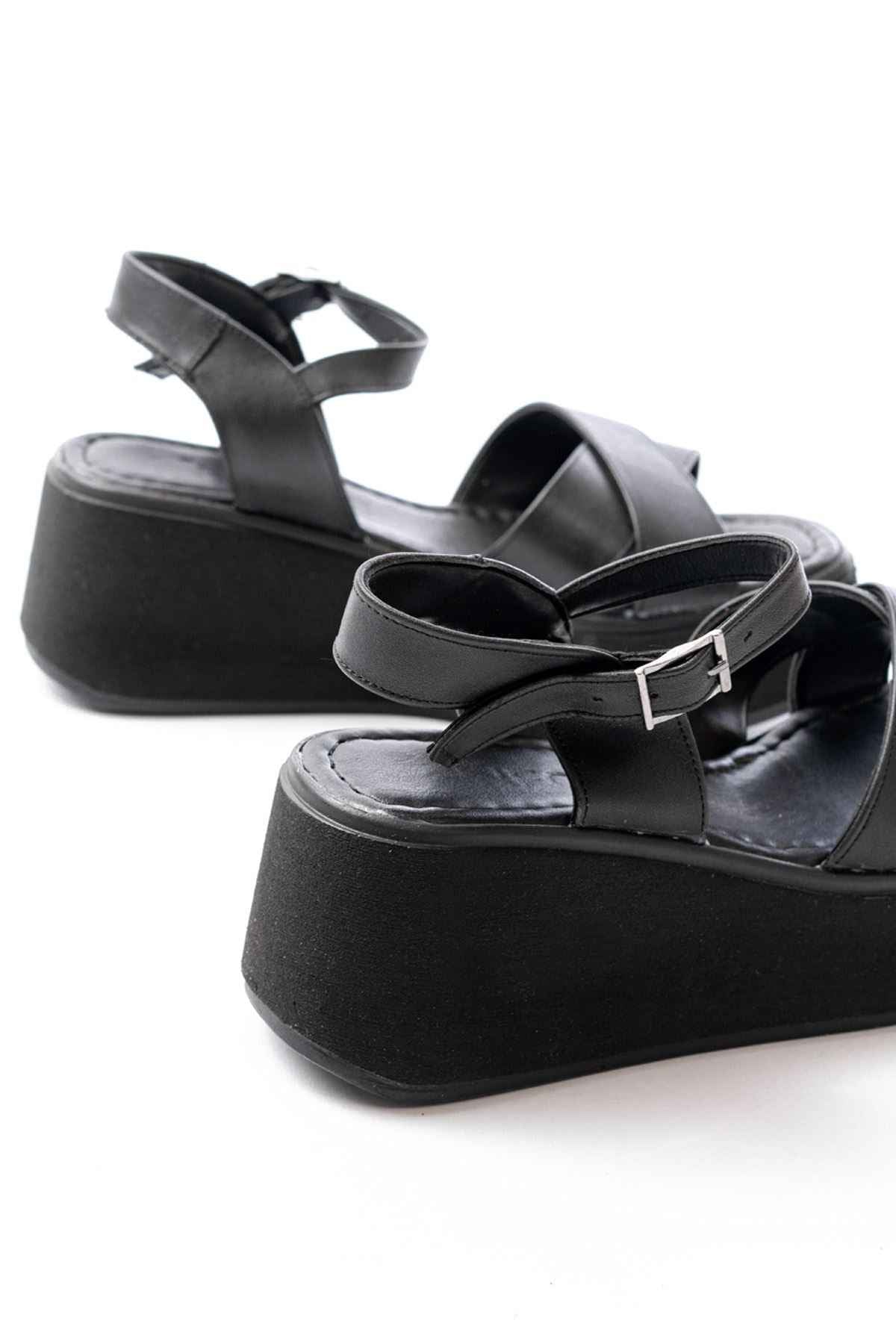 Ayakkabı Aşkı 1024 Siyah Dolgu Topuk Çapraz Tokalı Ortopedik Taban Kadın Sandalet