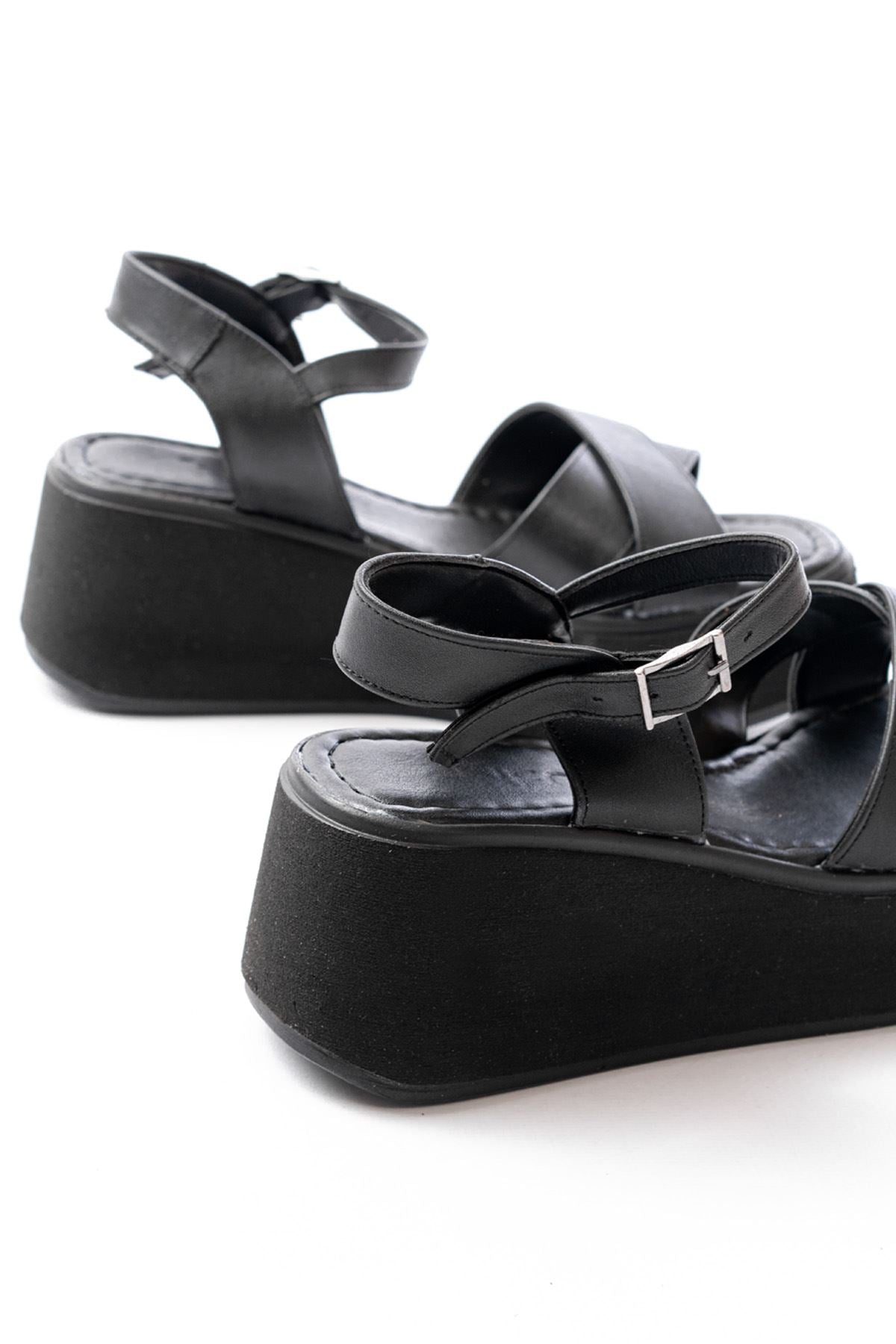 Ayakkabı Aşkı 1024 Siyah Dolgu Topuk Çapraz Tokalı Ortopedik Taban Kadın Sandalet - Ayakkabı Aşkı