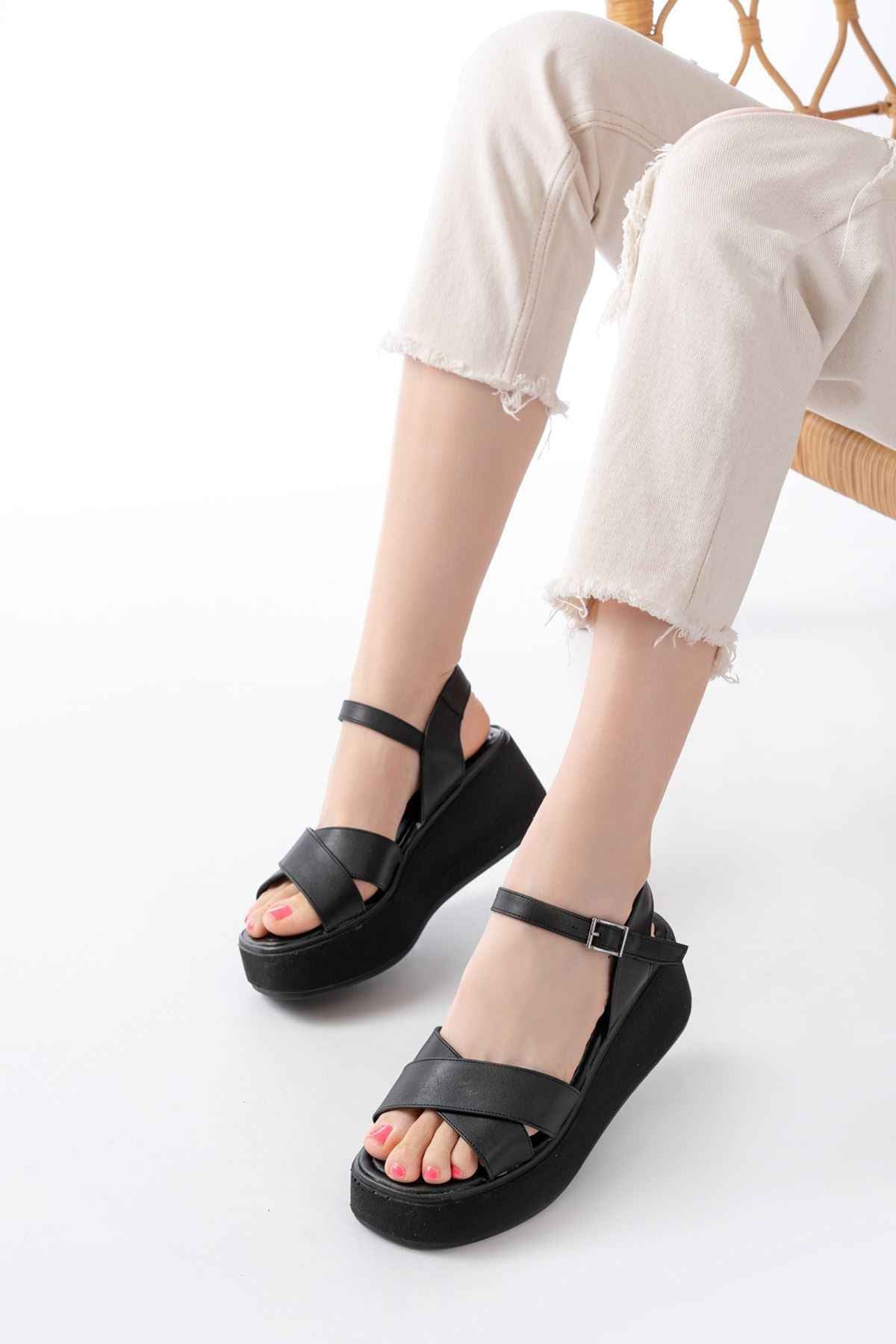 Ayakkabı Aşkı 1024 Siyah Dolgu Topuk Çapraz Tokalı Ortopedik Taban Kadın Sandalet