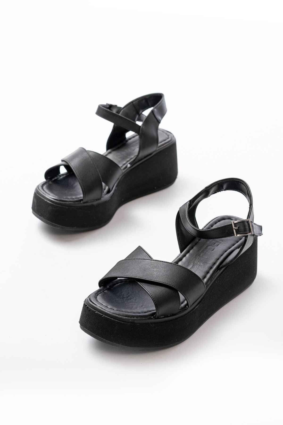 Ayakkabı Aşkı 1024 Siyah Dolgu Topuk Çapraz Tokalı Ortopedik Taban Kadın Sandalet