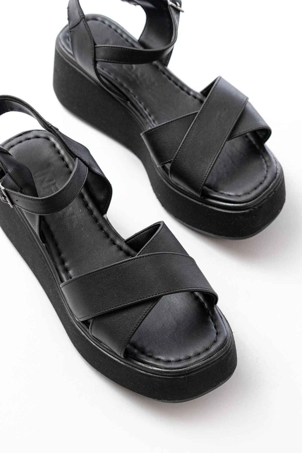 Ayakkabı Aşkı 1024 Siyah Dolgu Topuk Çapraz Tokalı Ortopedik Taban Kadın Sandalet