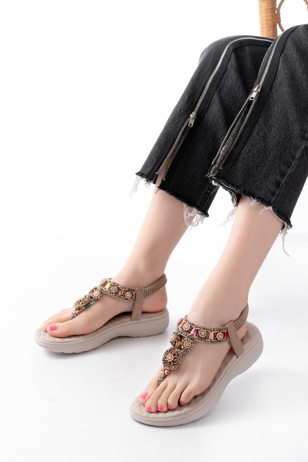 DM-609 Bej Taşlı Arka Lastikli Parmak Arası Kadın Sandalet - Bej