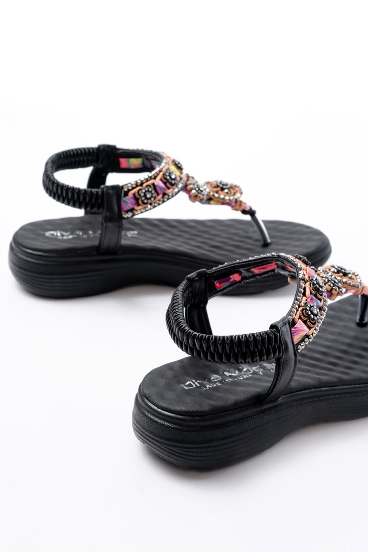 Ayakkabı Aşkı Siyah Taşlı Arka Lastikli Parmak Arası Kadın Sandalet